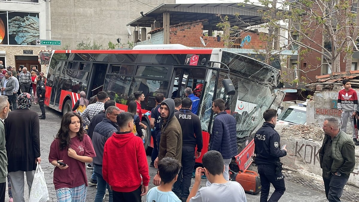 İzmir’de belediye otobüsü kayganlaşan yolda duvara çarptı! 10 kişi yaralandı
