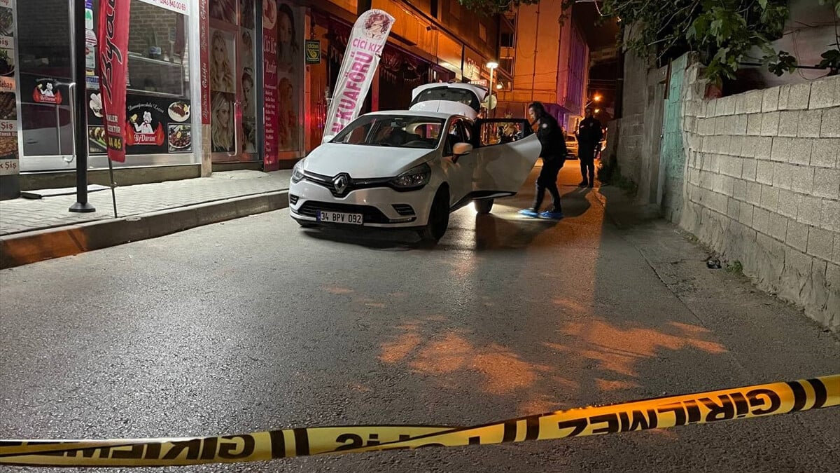 İzmir’de otomobile silahlı saldırı: Sürücü hayatını kaybetti