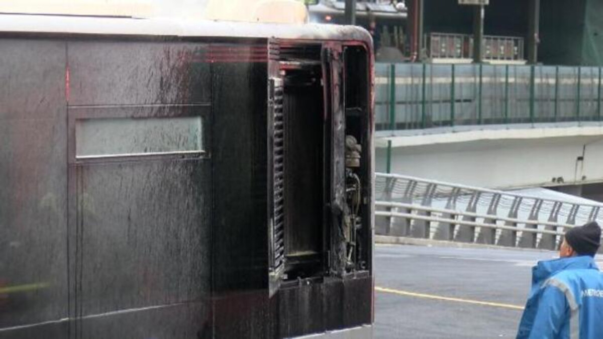 Kadıköy’de park halindeki metrobüs yandı