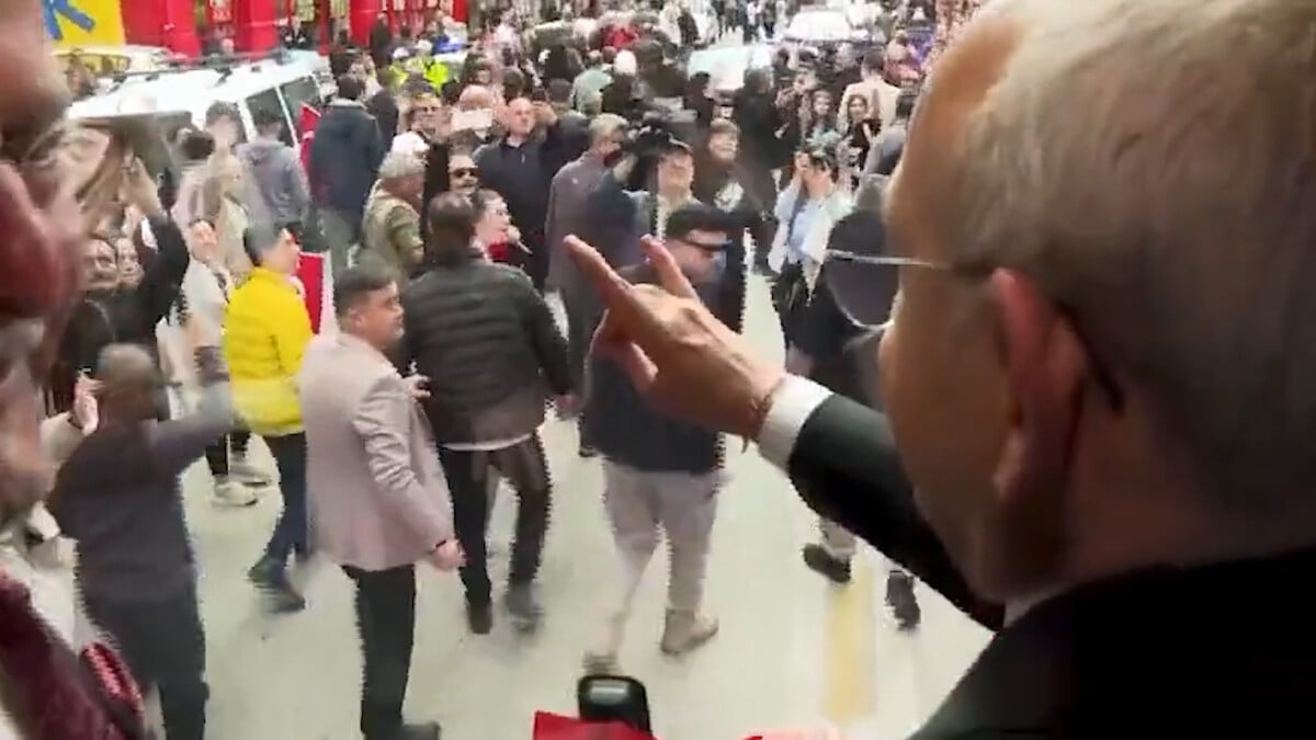 Kemal Kılıçdaroğlu’ndan bozkurt selamı