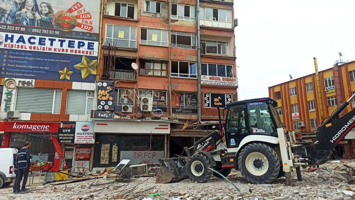 Malatya’da ağır hasarlı binadan kapı sökerken düştü, ağır yaralandı