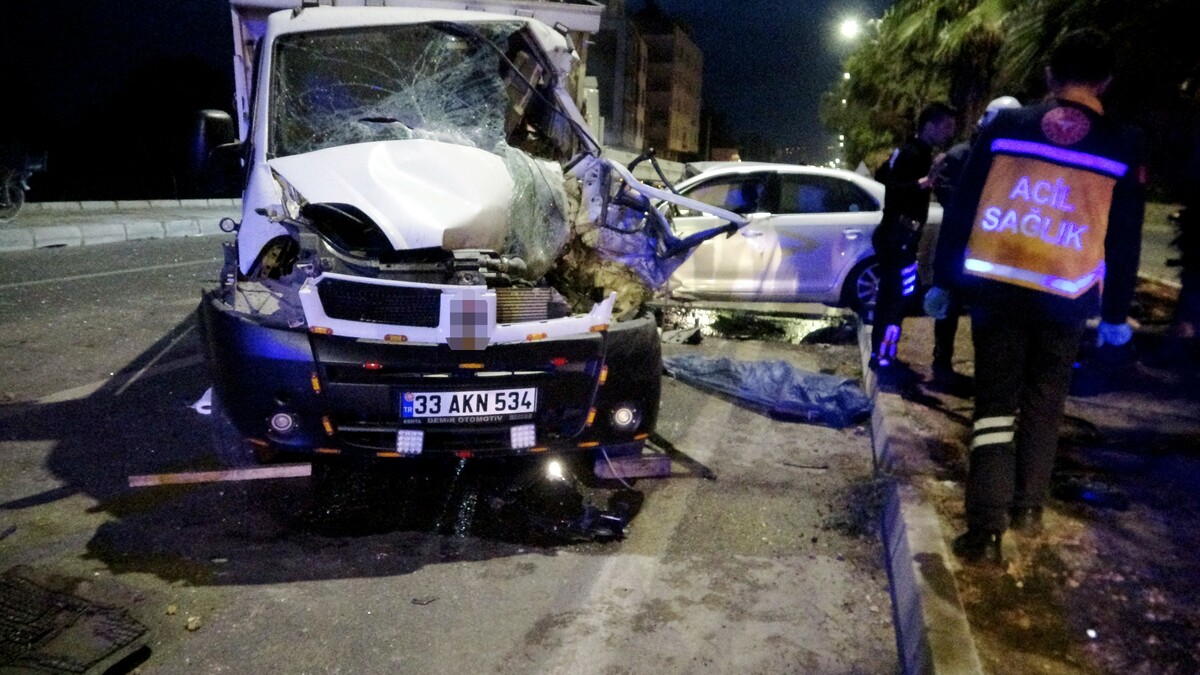 Mersin’de otomobil karşı şeride geçip kamyonete çarptı: 1 ölü, 3 yaralı