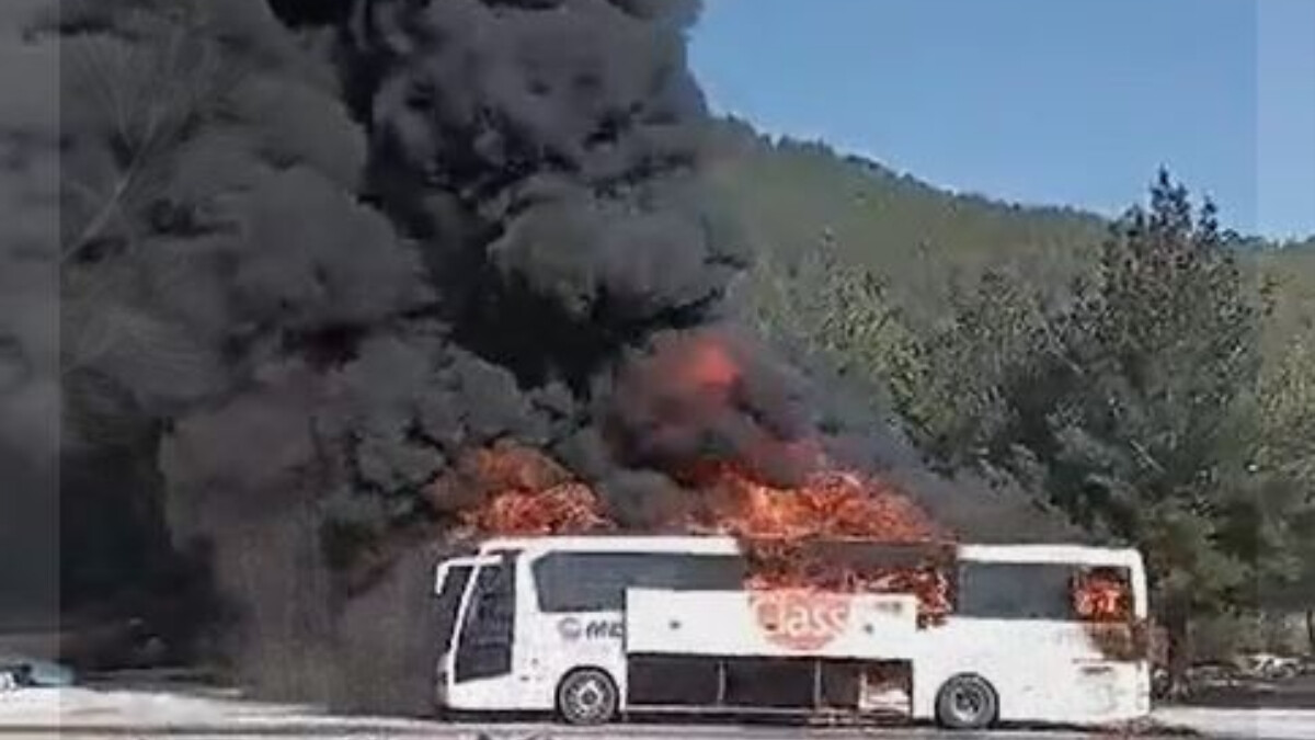 Muğla’da seyir halindeki otobüs alev alev yandı