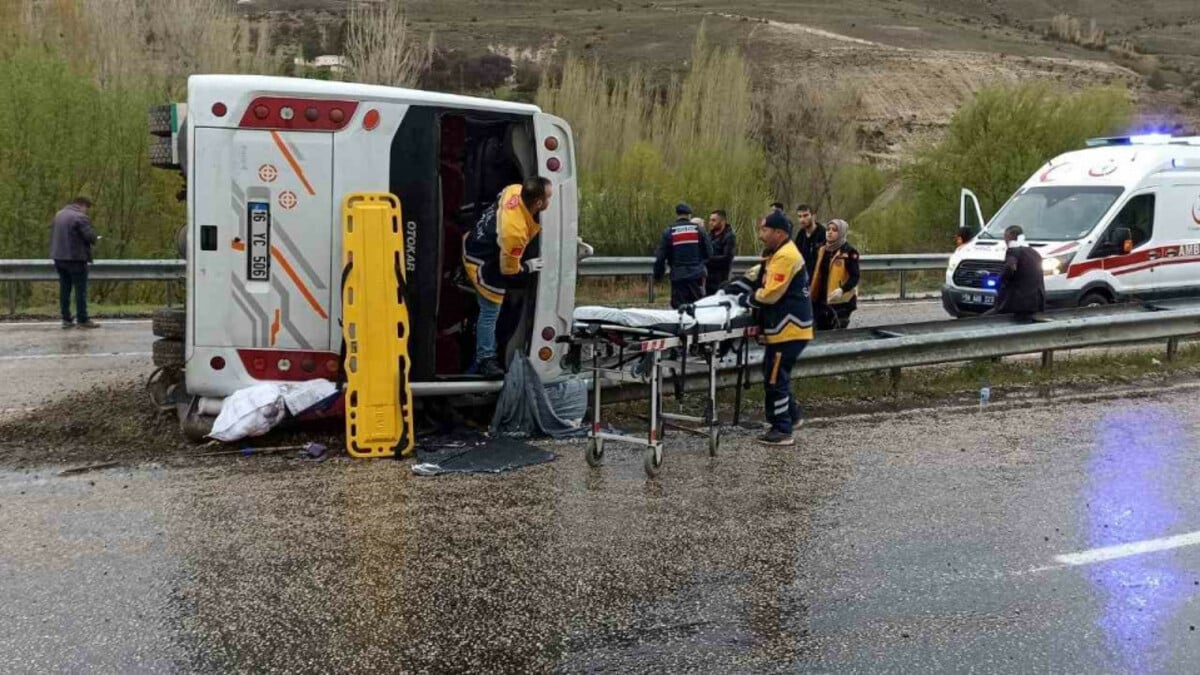 Sivas’ta yolcu otobüsü devrildi: 8 yaralı