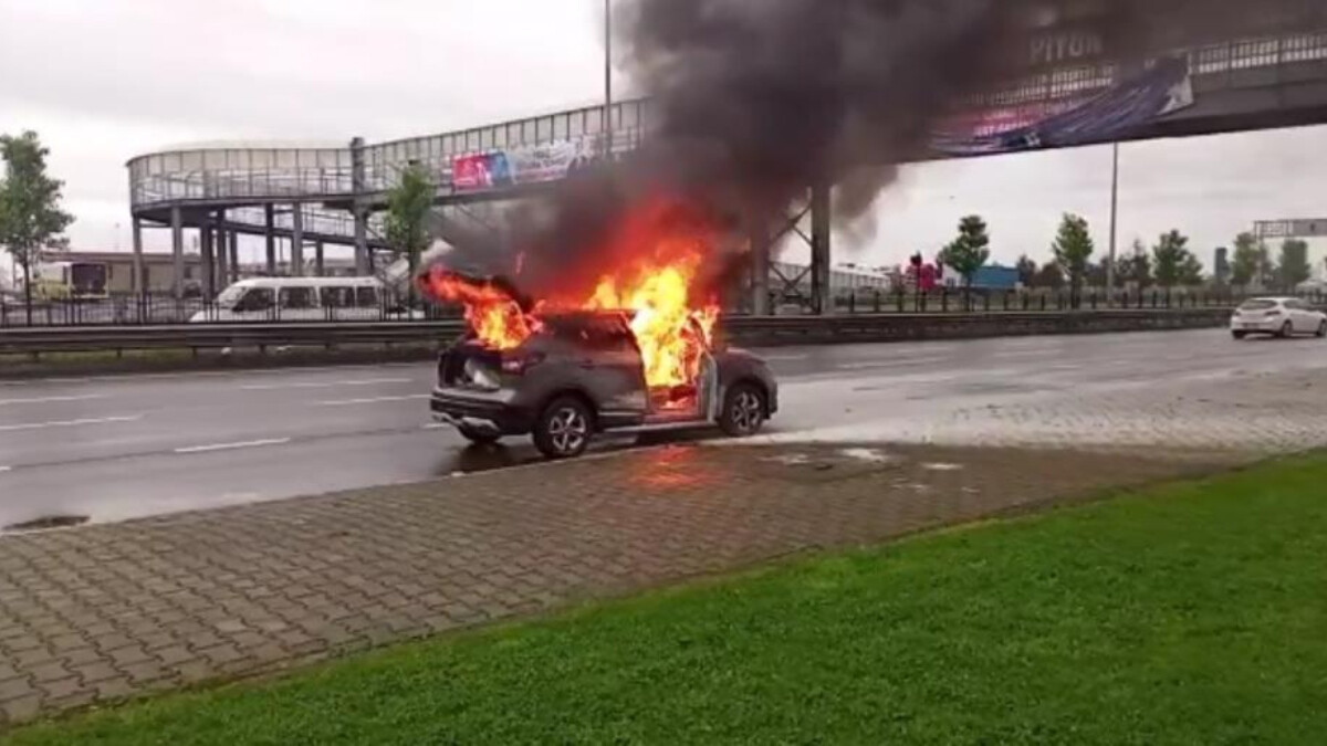 Trabzon’da seyir halindeki lüks cip alev alev yandı: Sürücü şans eseri kurtuldu