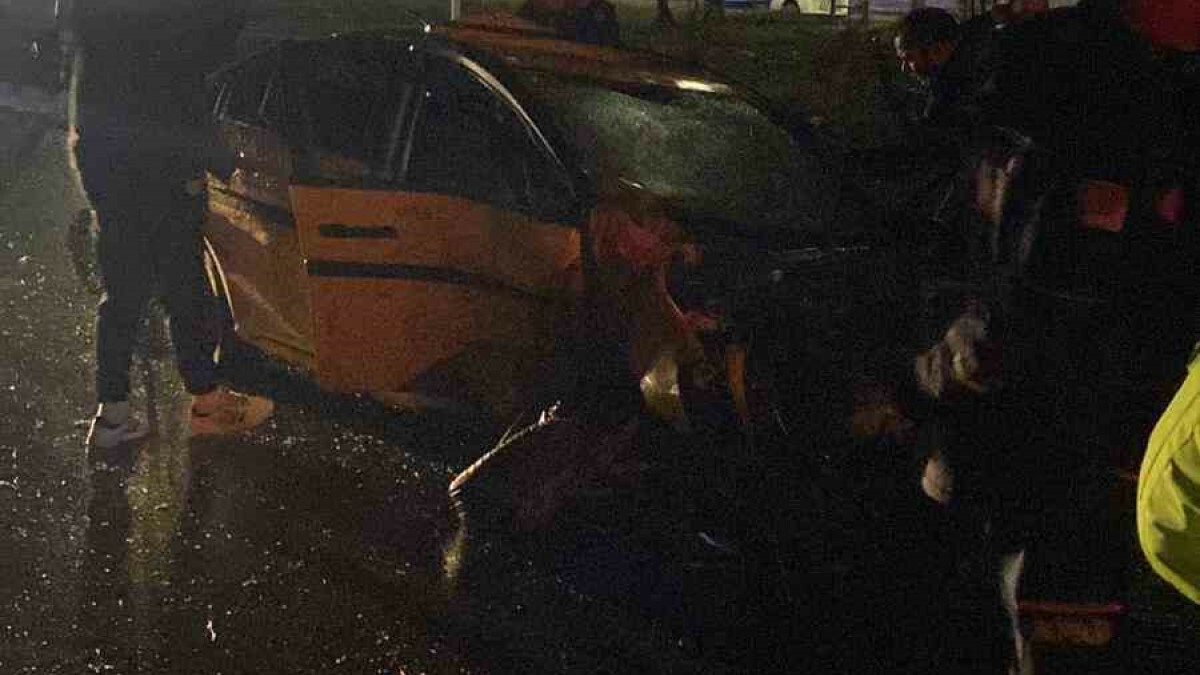 Zonguldak’ta taksi direğe çarptı: 2 ölü 1 yaralı