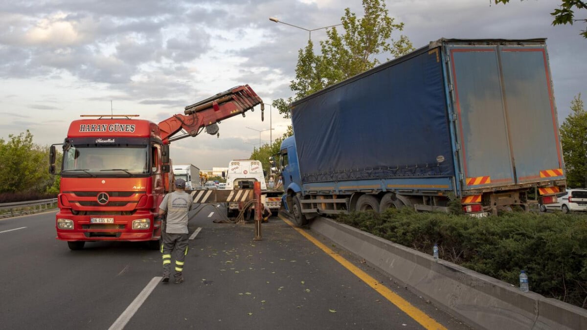 Ankara’da kaza yapan kamyon refüjde asılı kaldı