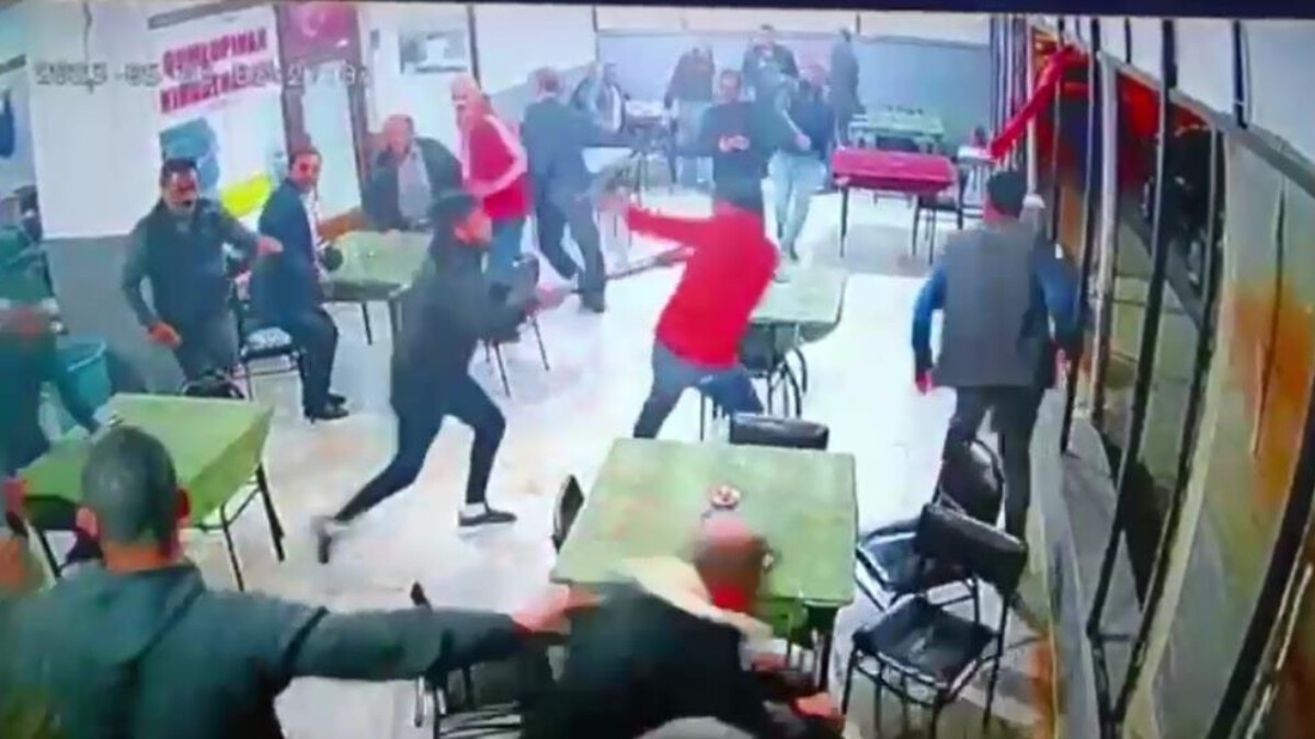 Çanakkale’de HDP’lilerin kahvehanedeki 4 kişiyi darbettiği anlar