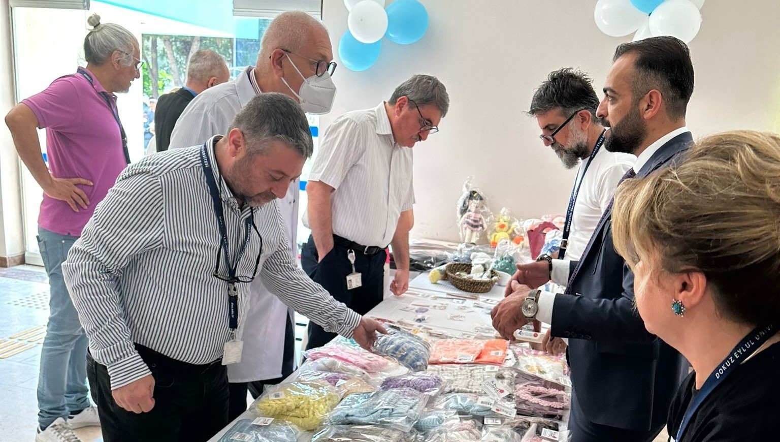 DEÜ’NÜN GÖNÜL KÖPRÜSÜ DEPREMZEDE KADINLARA GELİR OLACAK