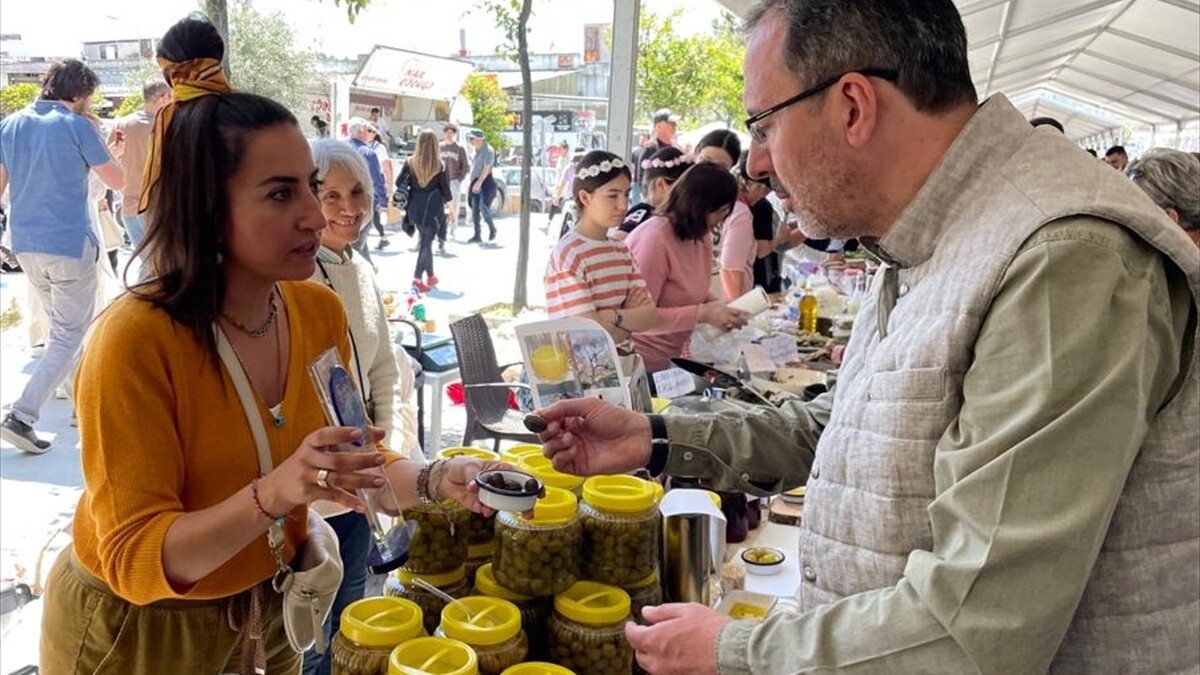 Gençlik ve Spor Bakanı Mehmet Muharrem Kasapoğlu, Alaçatı Ot Festivali’ni ziyaret etti