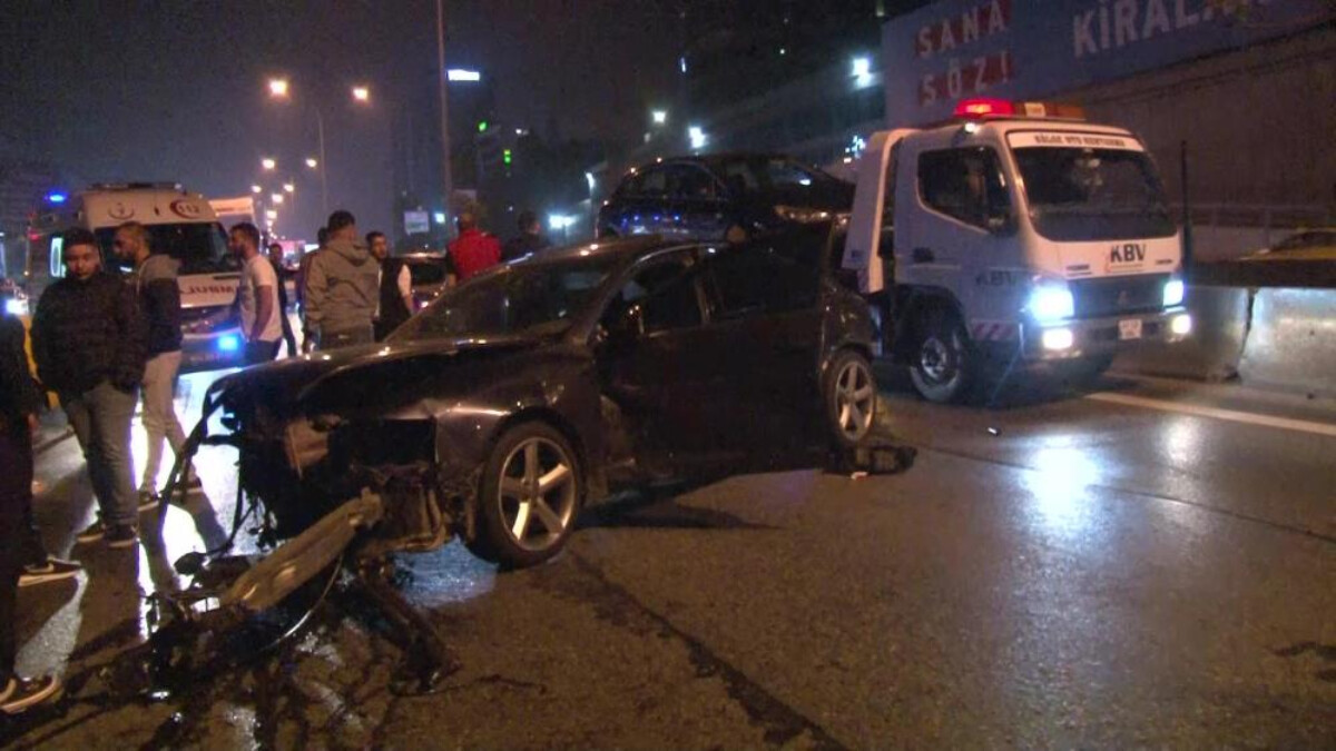 İstanbul Kadıköy’de trafiği kilitleyen zincirleme kaza: 2 kişi yaralandı