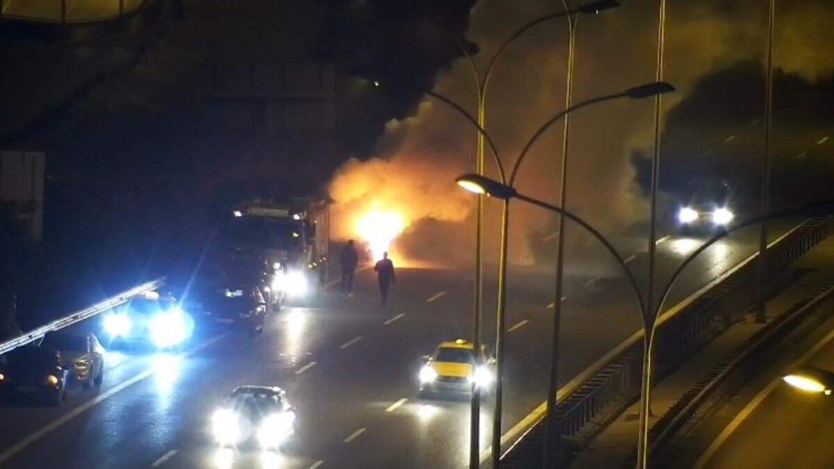 İstanbul Sultanbeyli’de otomobil alev topuna döndü