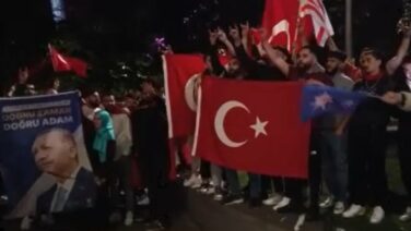 Londra’da gurbetçiler, Cumhurbaşkanı Erdoğan’ın zaferini kutladı