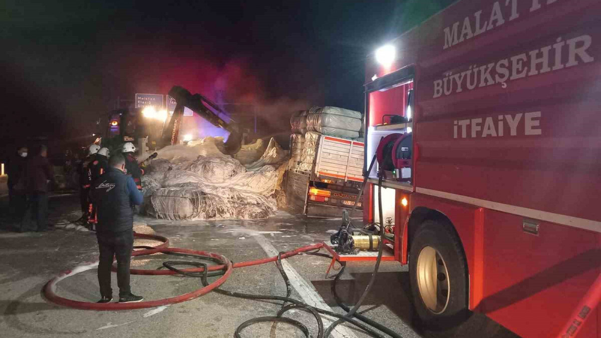 Malatya’da seyir halindeki kamyon alev alev yandı