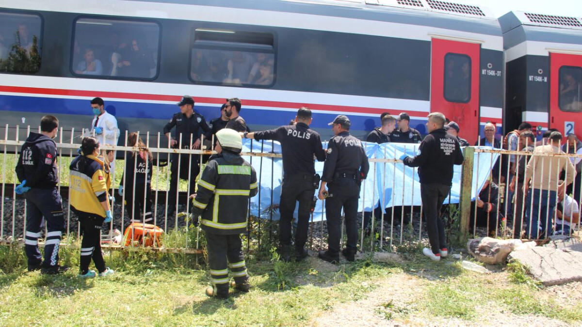 Manisa’da tren çarpan kişi can verdi