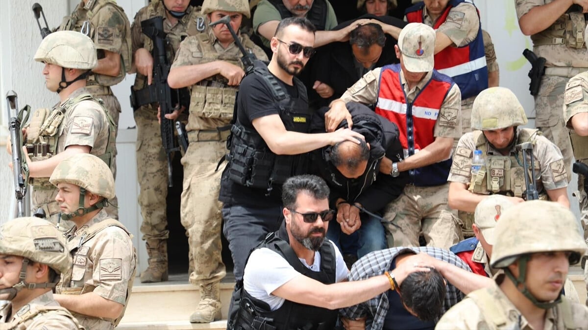 Mardin’de jandarma kılığında Irak uyruklu kişileri yağmalayan 6 kişi yakalandı