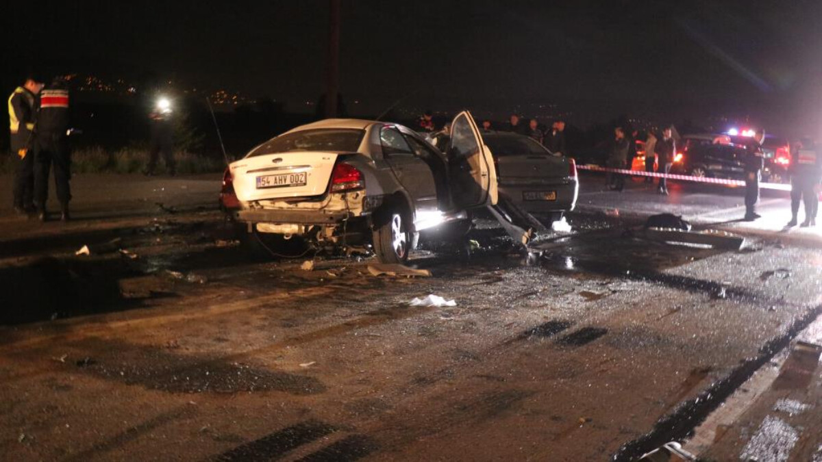 Sakarya’da otomobiller kafa kafaya çarpıştı: 1 ölü 4 yaralı