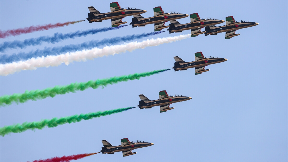 TEKNOFEST’te Birleşik Arap Emirlikleri akrobasi ekibi gökyüzünü renklendirdi