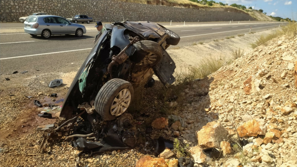 Adıyaman’da kaldırıma çarparak takla atan otomobilin sürücüsü öldü