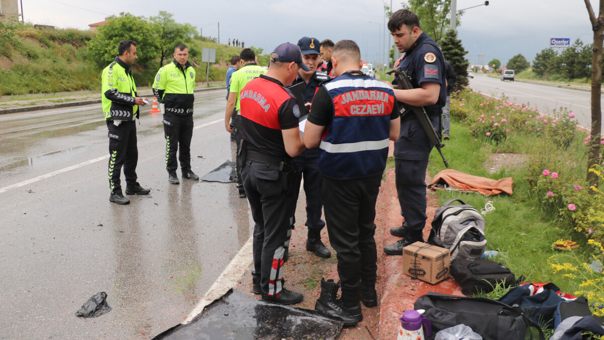 Afyonkarahisar’da kontrolden çıkan midibüs yan yattı: 5 jandarma personeli yaralı