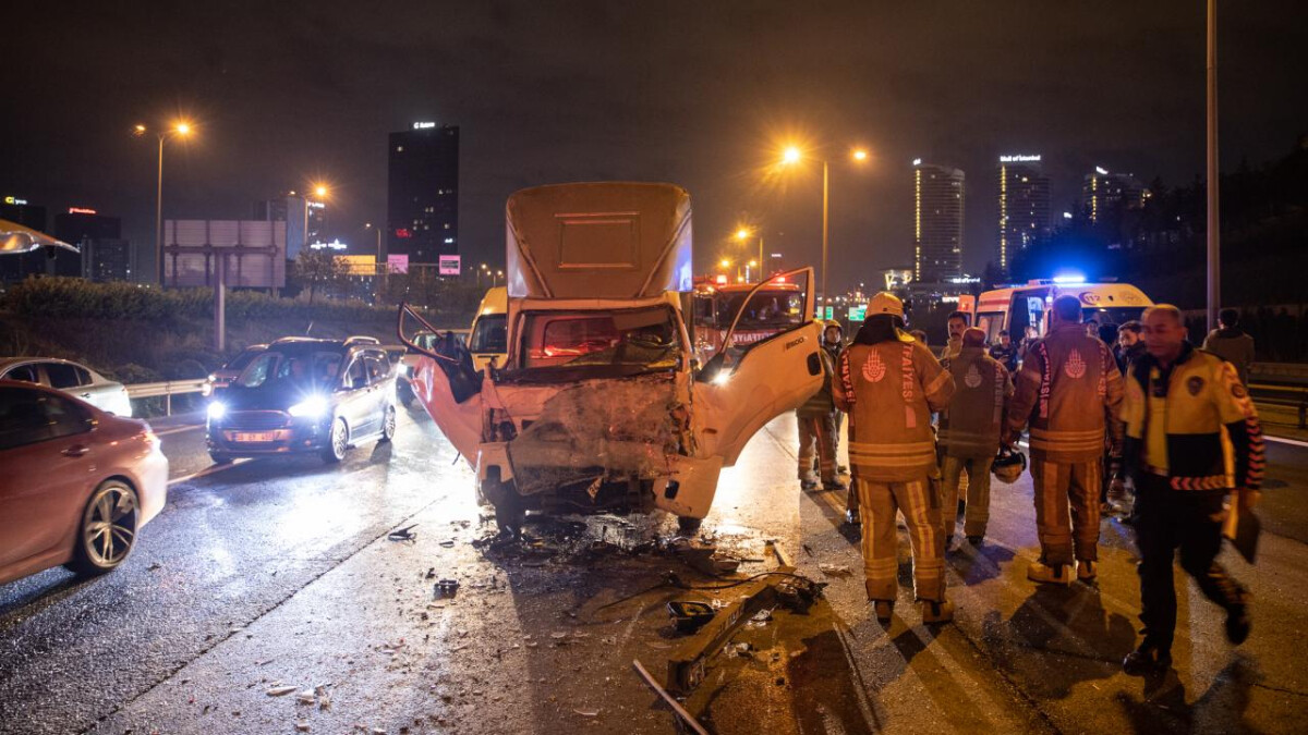 İstanbul Bağcılar’da iki kamyonet çarpıştı: 3 yaralı