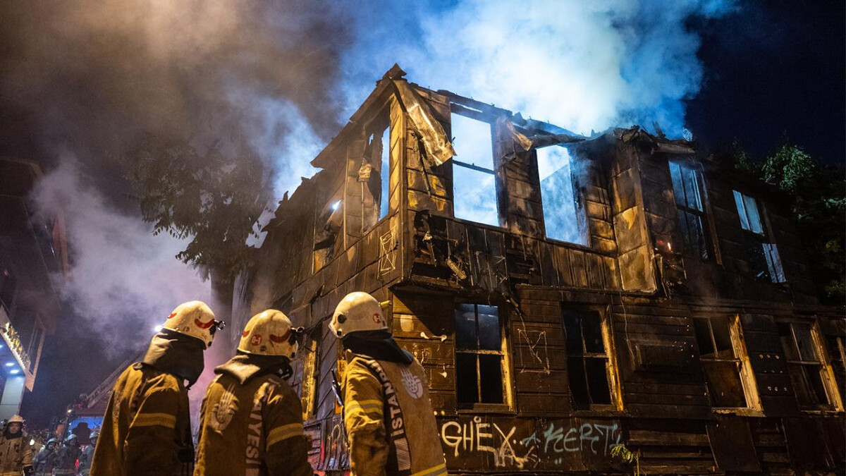 İstanbul Fatih’te metruk bina yandı