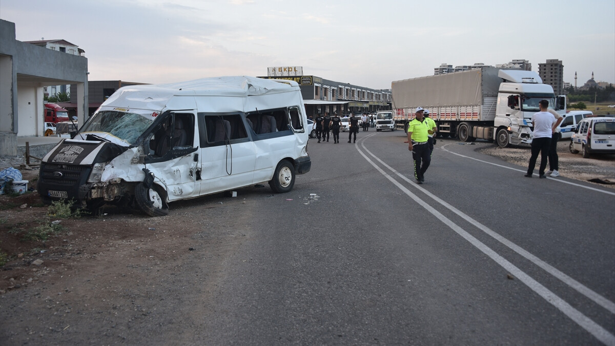 Şanlıurfa’da tır ile minibüs çarpıştı: 3’ü ağır 21 kişi yaralandı