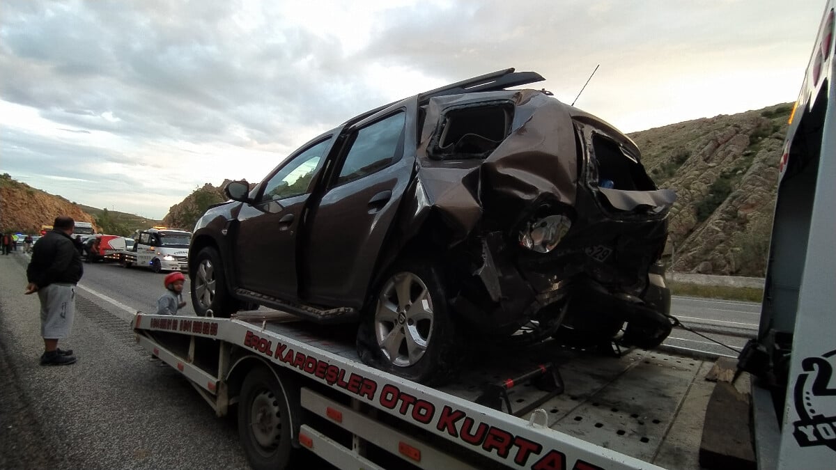 Yozgat’ta hafif ticari araç ile otomobilin çarpıştığı kazada 6 kişi yaralandı
