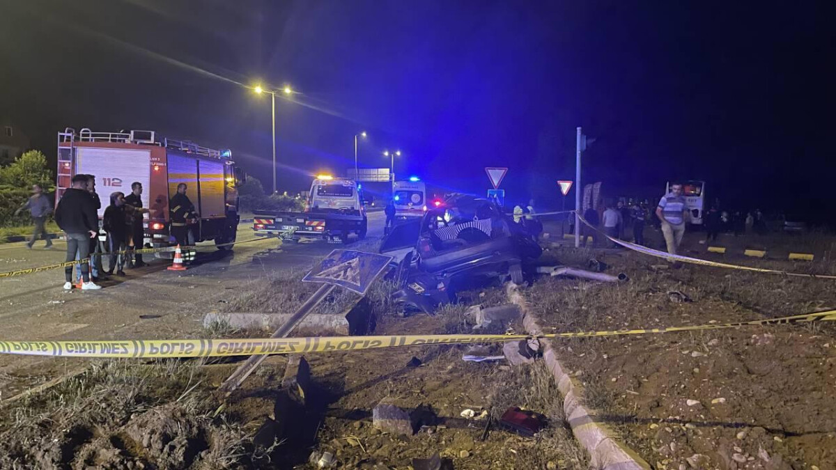 Zonguldak’da yolcu otobüsü ile otomobilin çarpıştığı kazada 2 kişi öldü