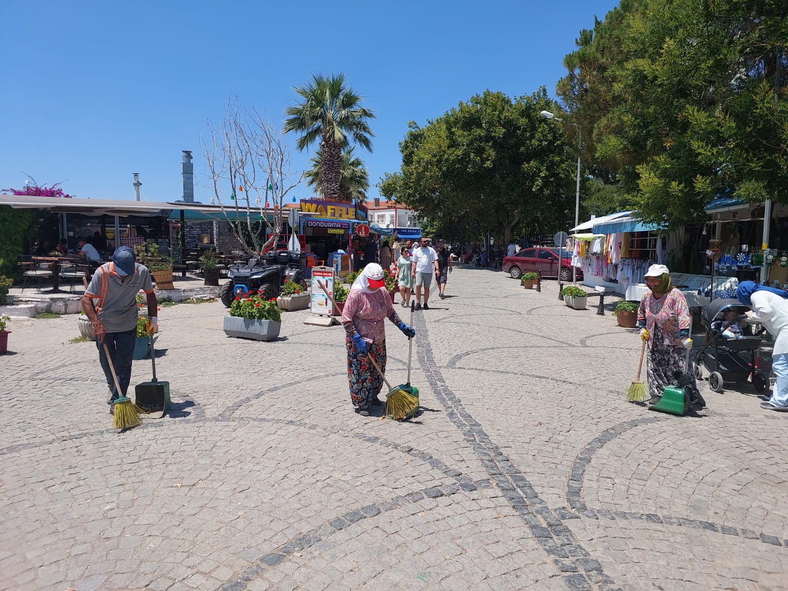 AYVALIK BELEDİYESİ, BAYRAM TATİLİNDE YAKLAŞIK 10 BİN TON ÇÖP TOPLADI