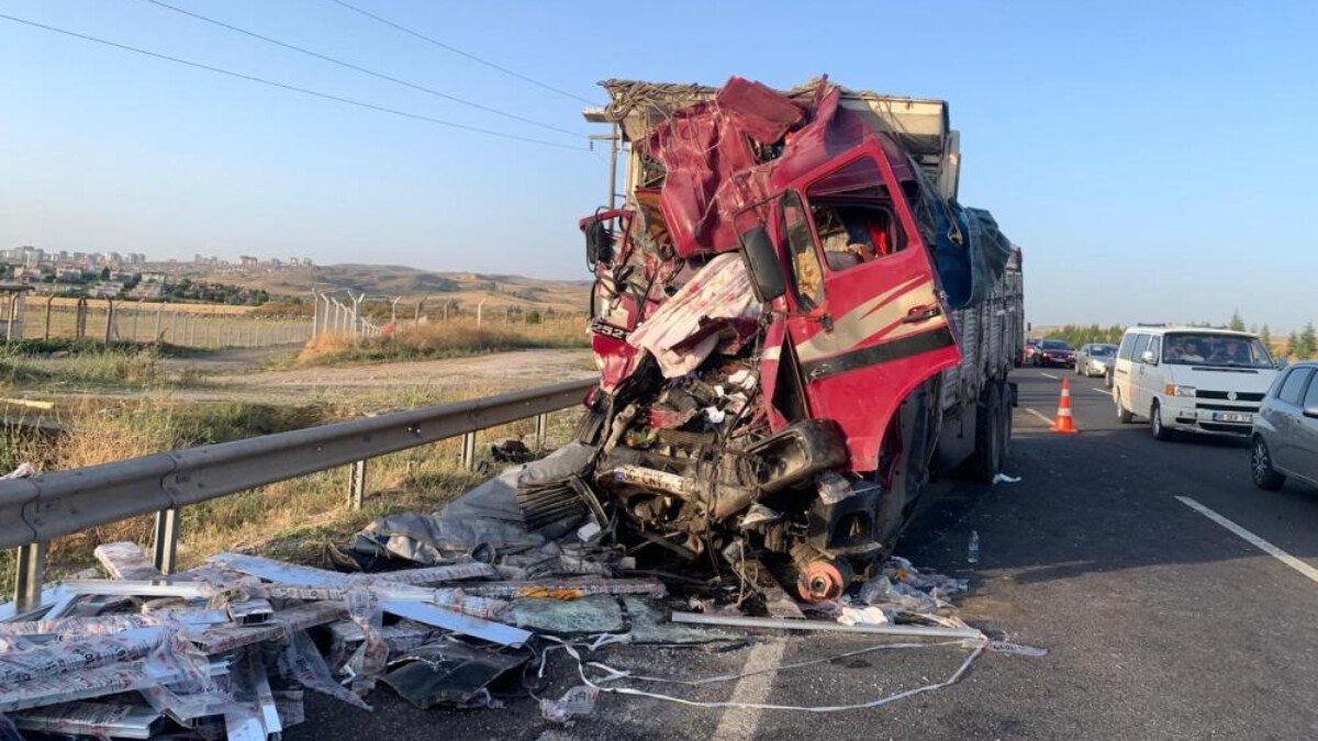 Ankara’da kamyonla otobüs çarpıştı: 12 kişi yaralandı