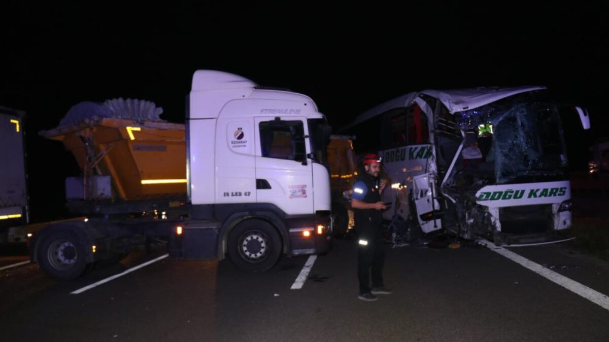 Bolu’da yolcu otobüsü ile tır çarpıştı: 1’i ağır 18 yaralı