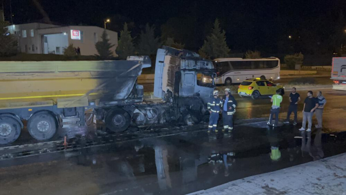 Eskişehir’de alkollü sürücünün bariyerlere çarptığı tır yanarak küle döndü