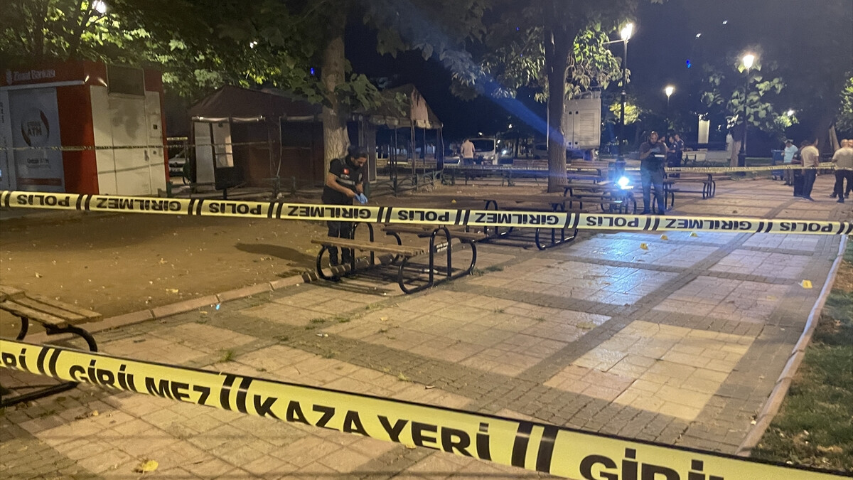 Gaziantep’te bıçakladığı bekçiler tarafından vurulan saldırgan hayatını kaybetti